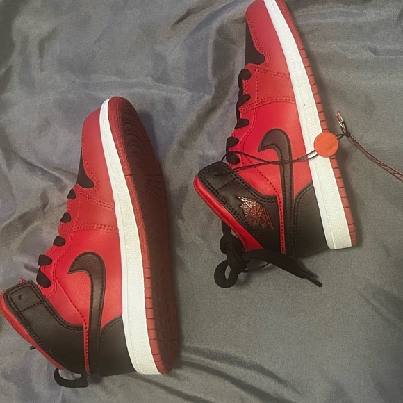 Jordan Air 1 Mid Kids Size 12C 🔥 - Picture 6 of 8